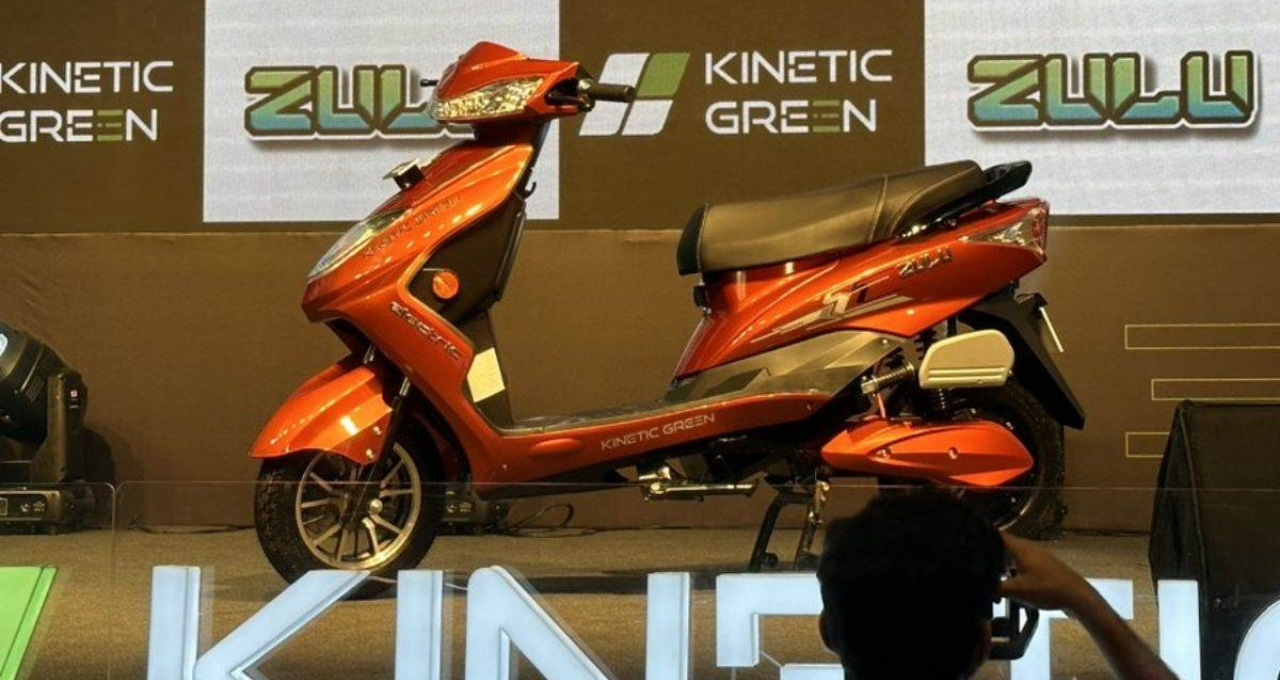 Kinetic Green Electric Scooter: 100 किलोमीटर की रेंज और स्मार्ट फीचर्स में बजट में एक बेहतरीन विकल्प