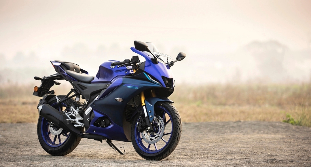 मात्र ₹21,000 में अपनी सपनों की स्पोर्ट्स बाइक Yamaha R15 V4 घर लाएं