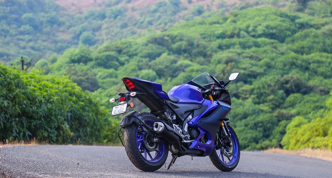 मात्र ₹21,000 में अपनी सपनों की स्पोर्ट्स बाइक Yamaha R15 V4 घर लाएं