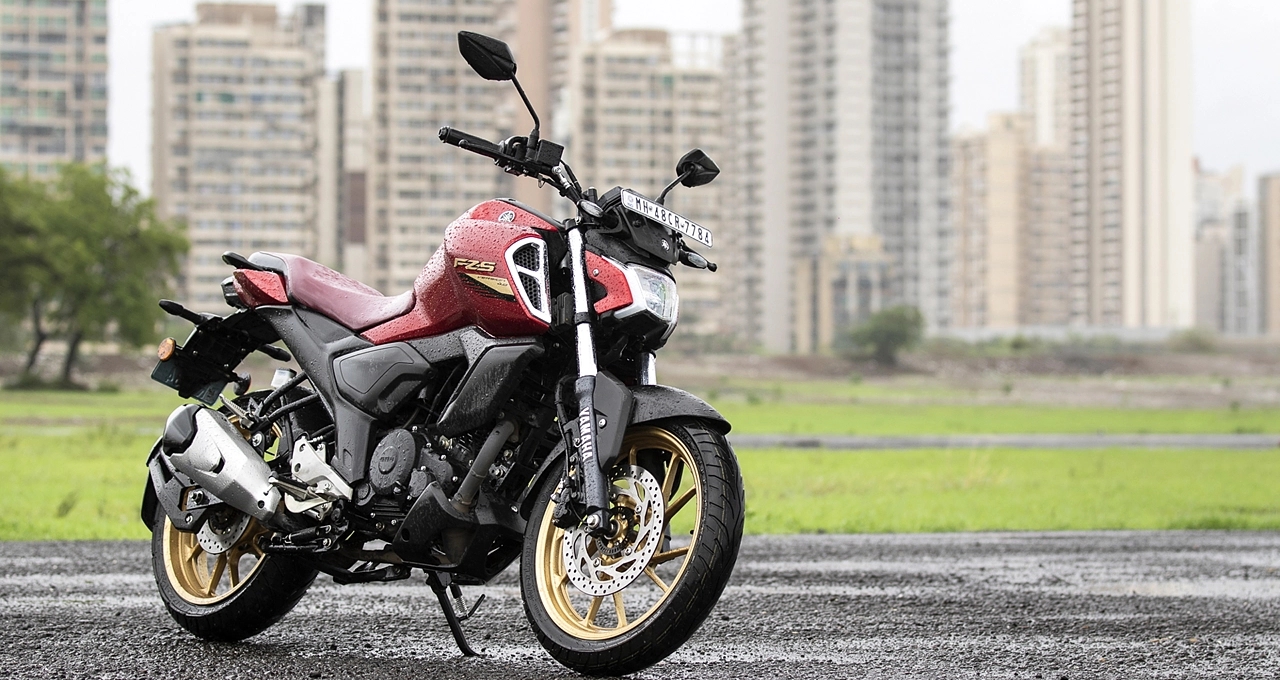 Yamaha FZS FI V4 एक बेहतरीन स्पोर्ट बाइक जो दिल छू जाए